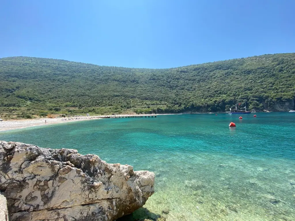 The shingle shore and shallow water at Kakome Bay