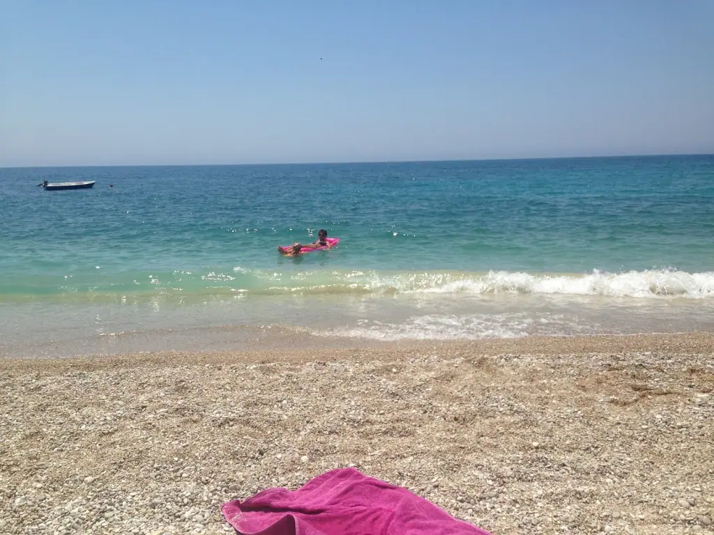 Blick vom Maraçi Beach zur Landzunge von Prinos