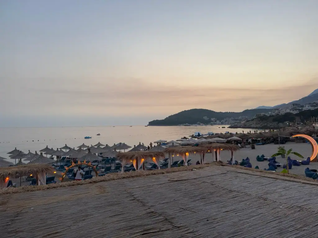 Klares Wasser, das am Prinos Beach auf Kieselsteine trifft