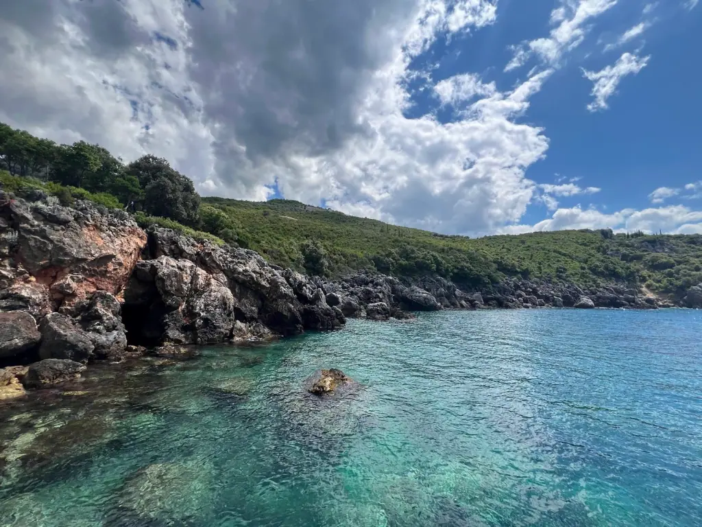 Green water and rock at the Akuarium cove