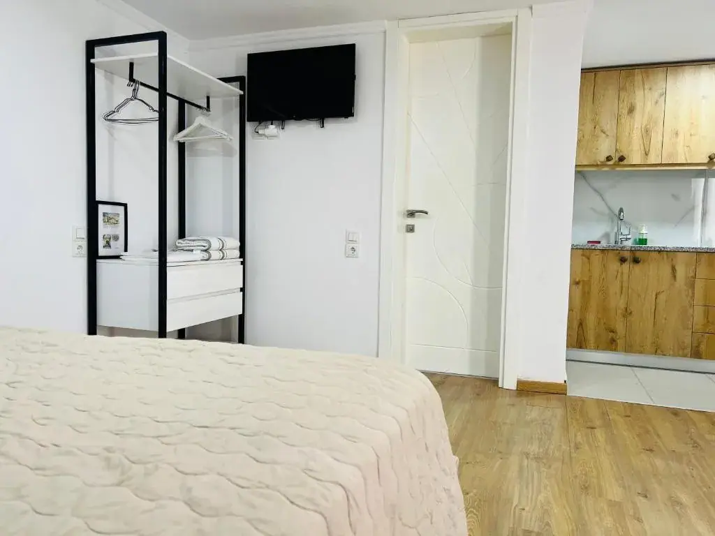 Guesthouse near the Castle of Himare — view 5