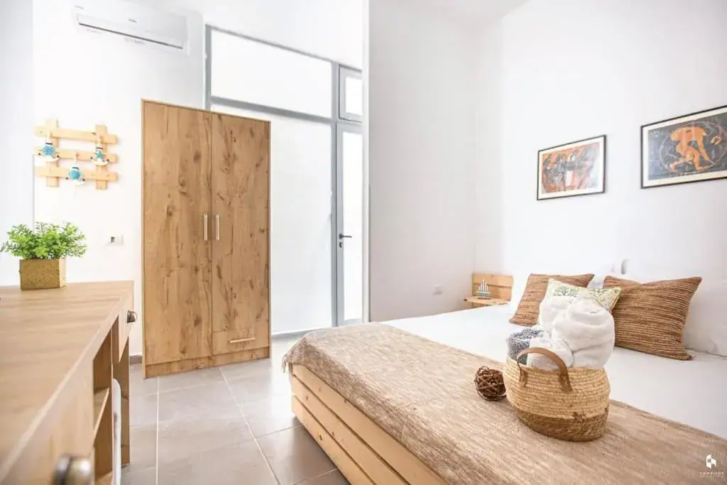 Stylish 1 Super Central Studio Apartment — view 2
