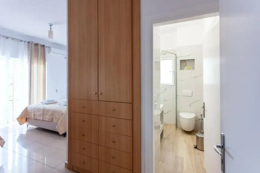 Zacharias Apartments — view 3