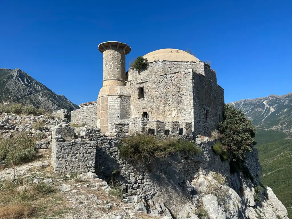 Ruinen der Burg Borsh auf ihrer felsigen Hügelkuppe