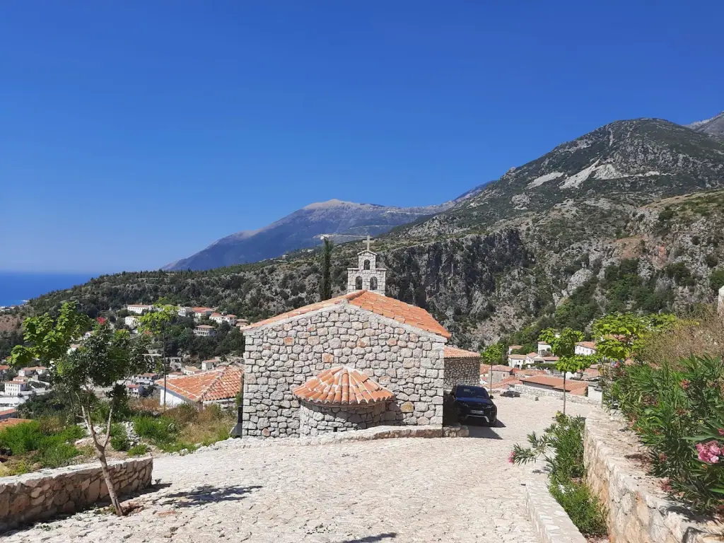 Basílica de Panagia Drymadon en lo alto de la colina sobre Dhermi