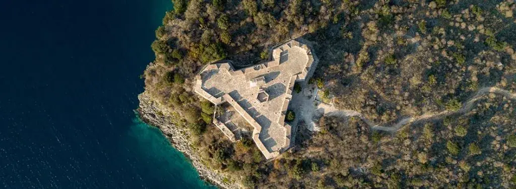 Gewölbegang im Inneren der Burg Porto Palermo