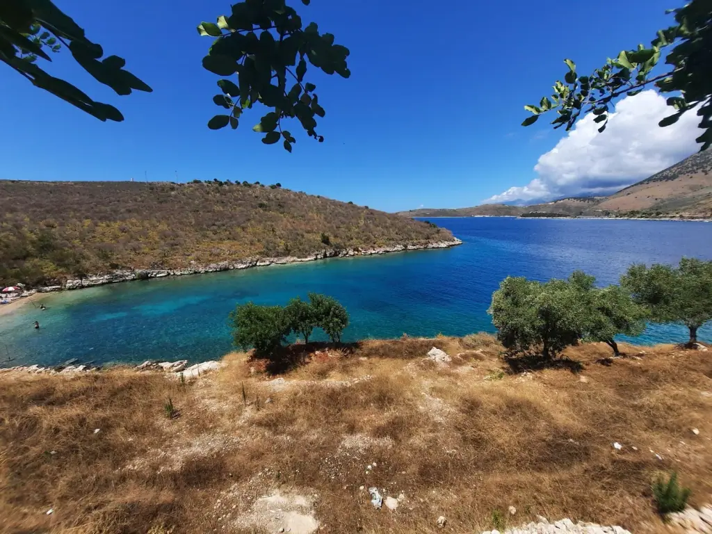 Zufahrtsstraße zur Burg Porto Palermo mit der Bucht im Hintergrund