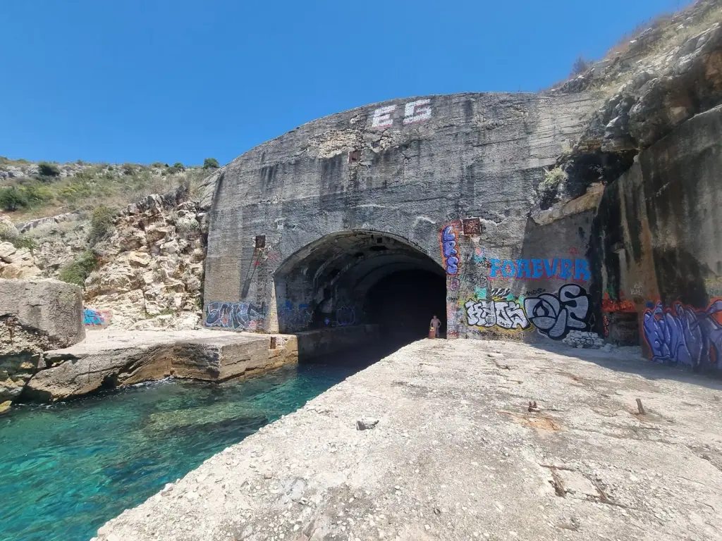 In die Felswand gehauener U-Boot-Tunneleingang in Porto Palermo