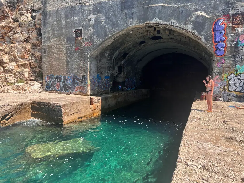 Verlassene Militärbaracken oberhalb des U-Boot-Stützpunkts von Porto Palermo