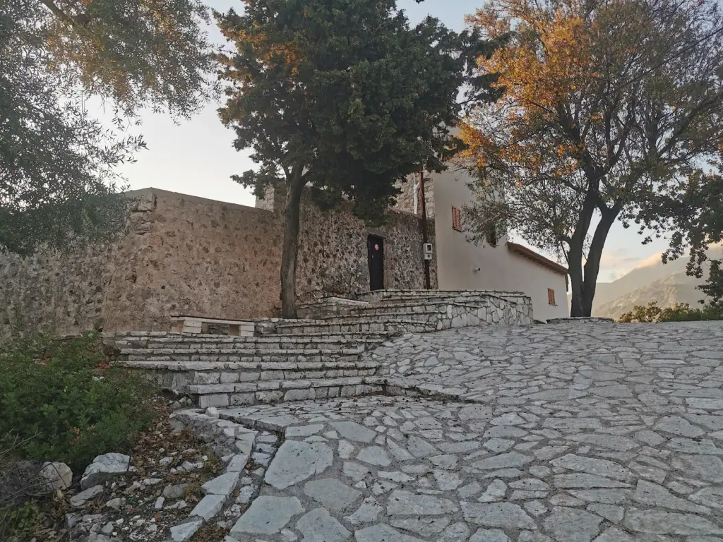 Klostergebäude Saint Theodore auf der Hügelkuppe oberhalb von Dhermi