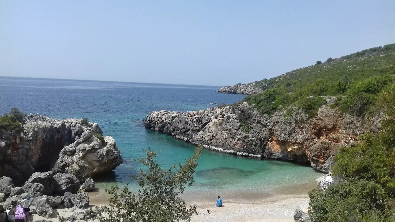 Turquoise rocky cove on the Himara coastline used as hero image for Akuarium Beach guide