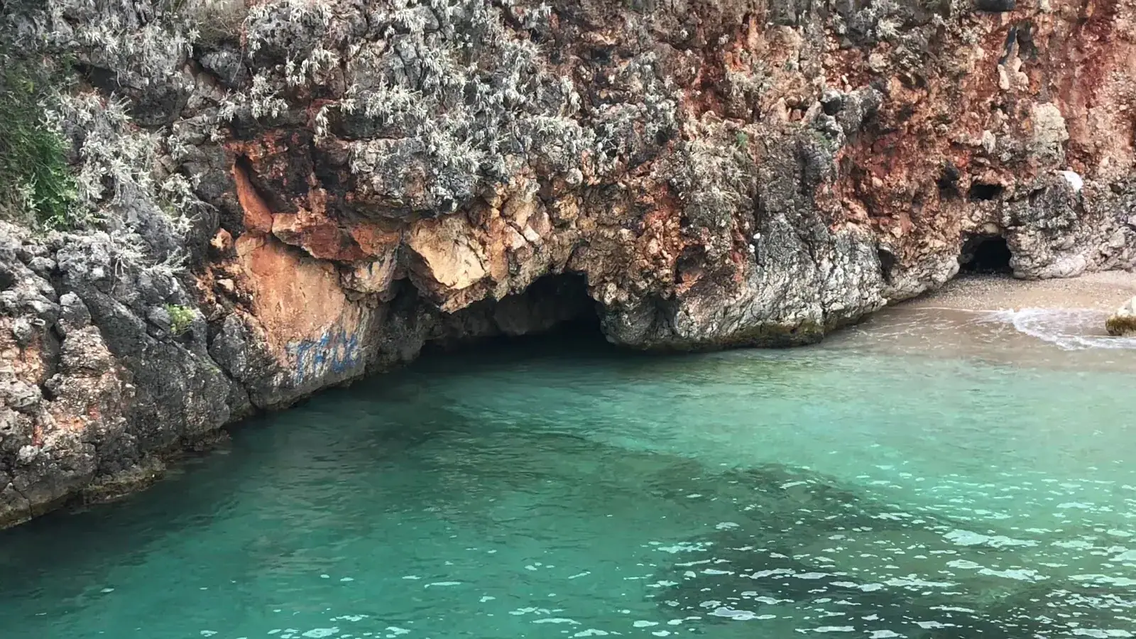 Akuarium Beach tiny aquarium-like cove