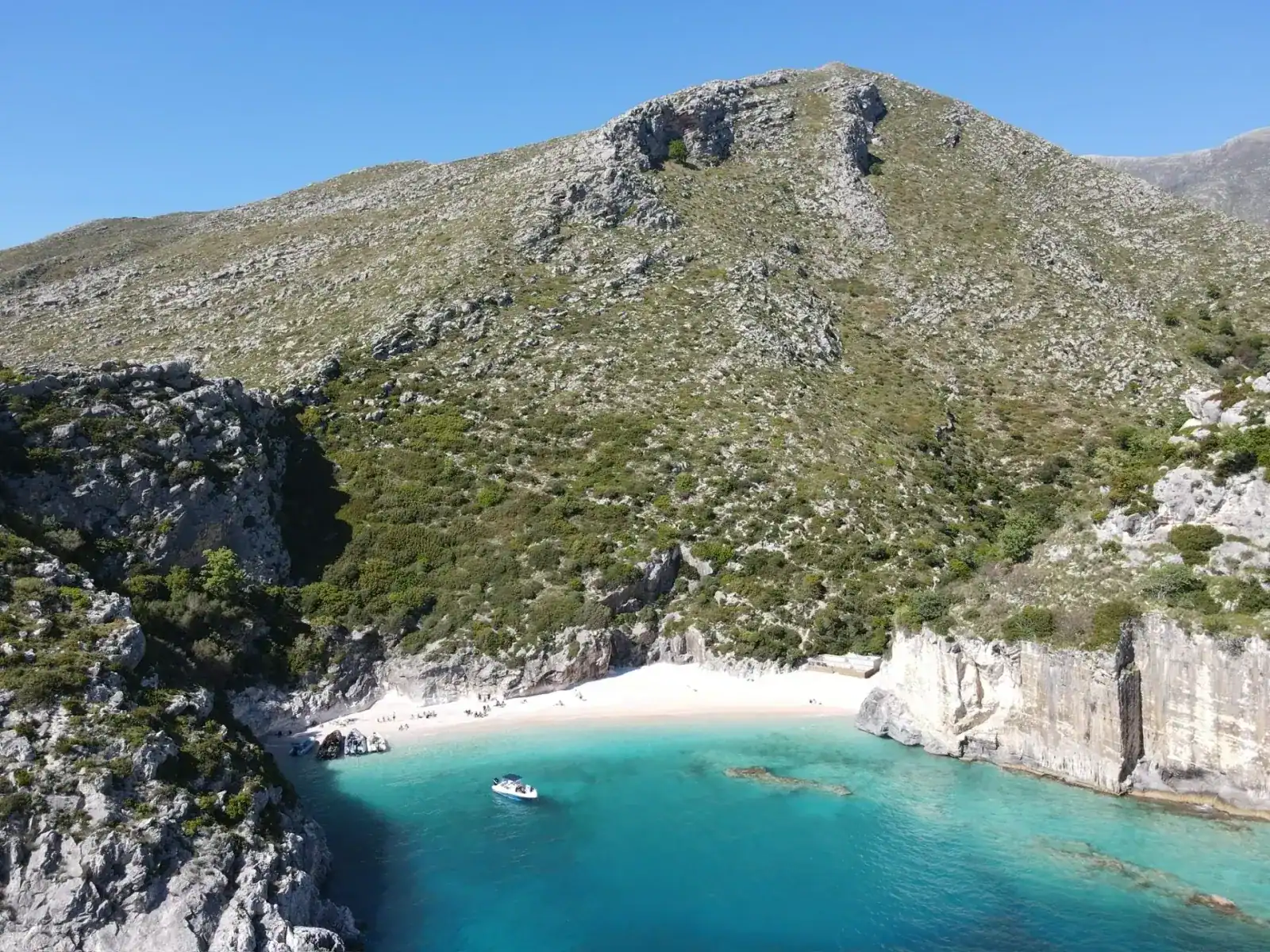 Ασβεστολιθικά βράχια της Χερσονήσου Καραμπουρούν και καθαρά νερά κοντά στο English Bay