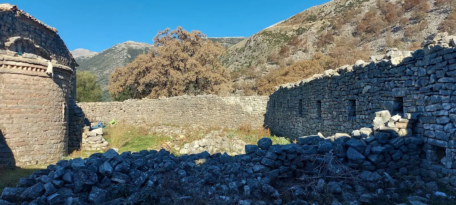 Kapelle des Klosters Athali auf dem Berg oberhalb von Himara