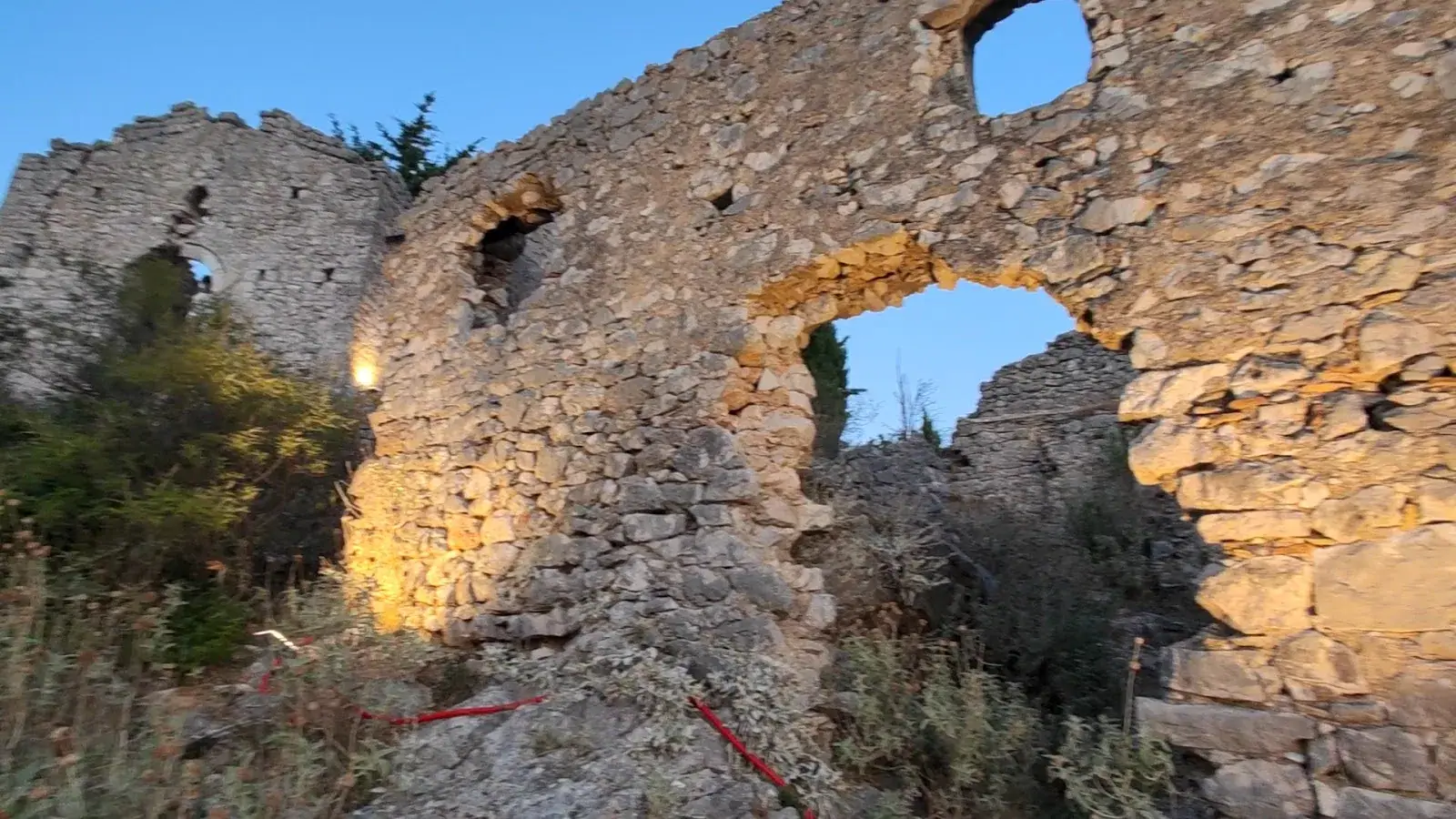 Muret rrethuese të Kalasë së Himarës me pamje nga bregdeti Jon