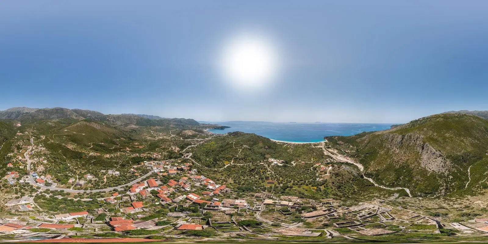 Pamje nga Kalaja e Himarës mbi Gjirin e Spiles dhe qytetin modern