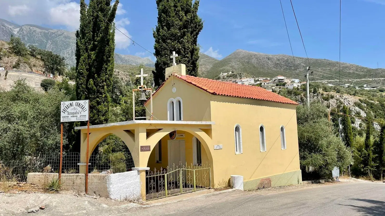 Sendero que sube al monasterio de Panagia Drymadon