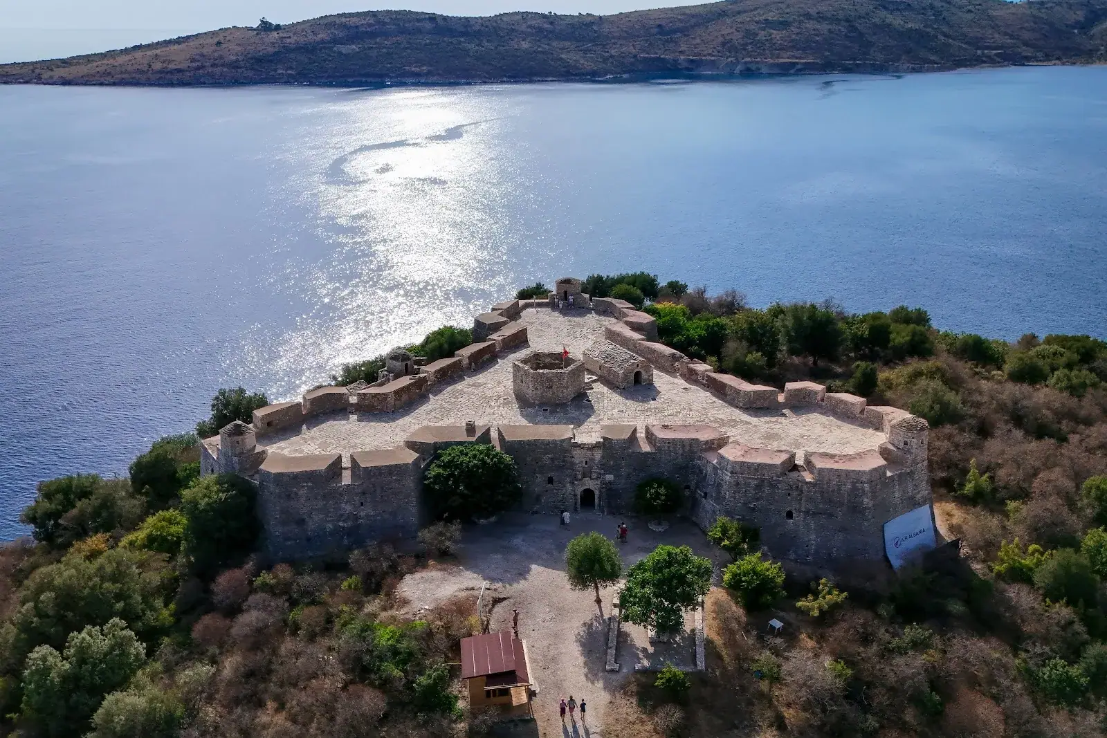 Burg Porto Palermo auf ihrer Halbinsel in der türkisfarbenen Bucht