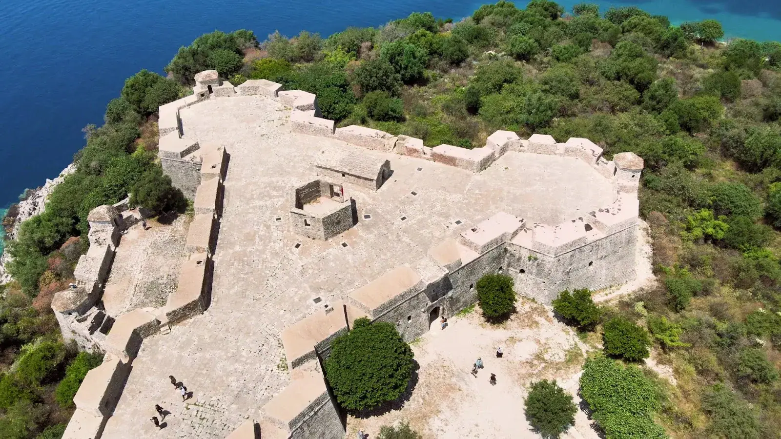 Eine der drei runden Bastionen der Burg Porto Palermo