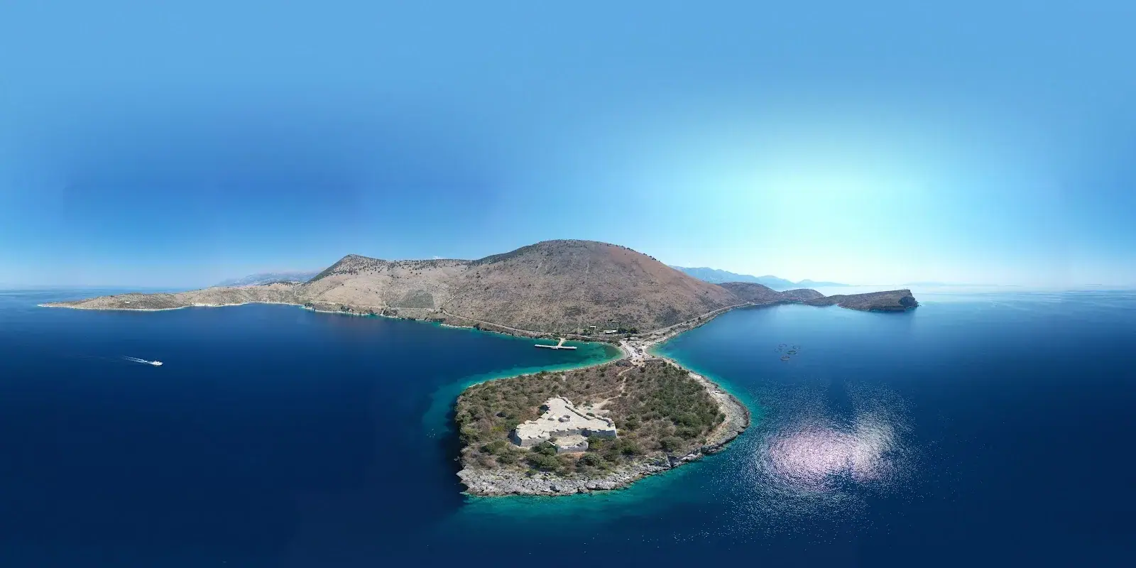 Blick vom Burgdach über die Bucht von Porto Palermo