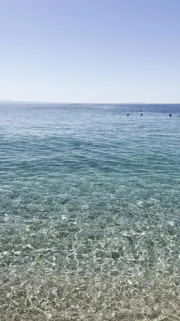 Uferlinie des Maraçi Beach im Zentrum von Himara