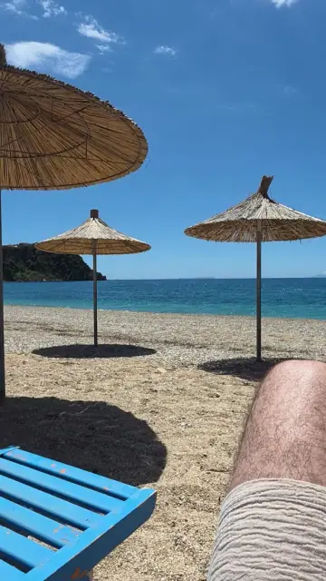 Kiesufer des Prinos Beach entlang der SH8
