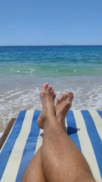 Clubbereich des Prinos Beach mit Sonnenliegen