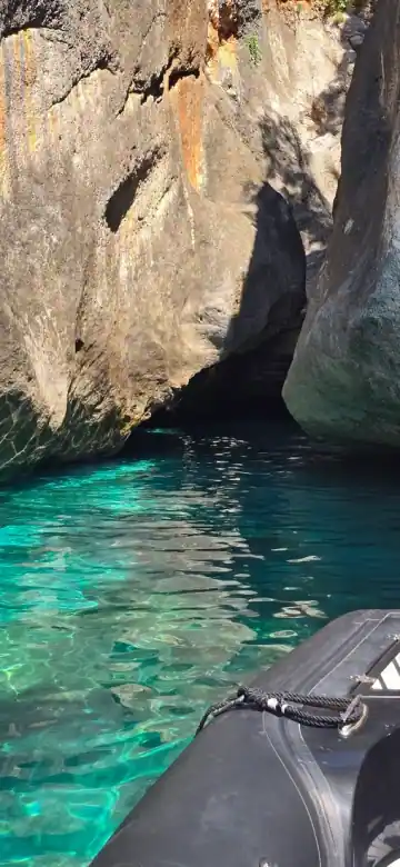 Inside Thunder Cave, turquoise water against the rock