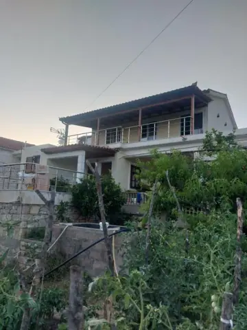 Laertis House — view 3
