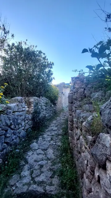 Rrënoja kishe bizantine brenda Kalasë së Himarës