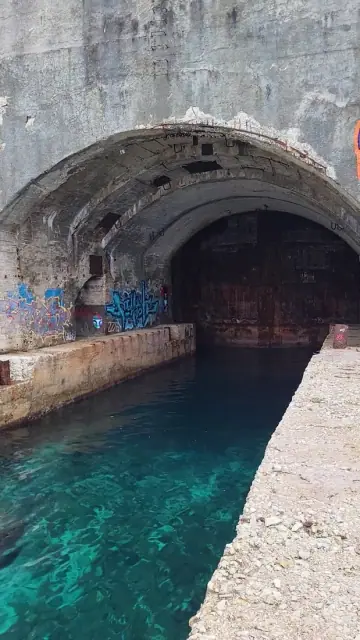 Blick über die Bucht von Porto Palermo zum Tunneleingang