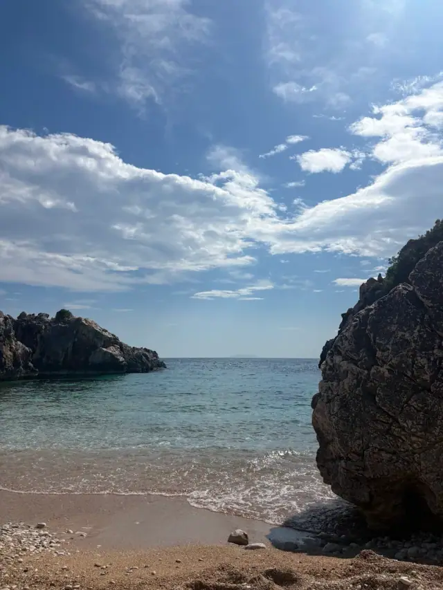 Akuarium Beach, clear water meeting pebbles