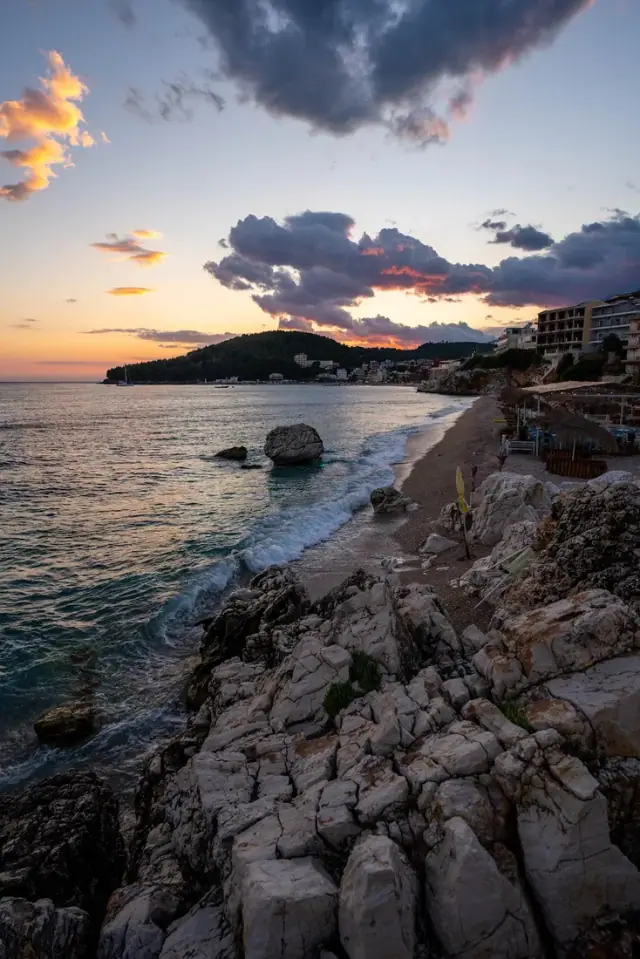 Maraçi Beach, eingerahmt von Felsvorsprüngen