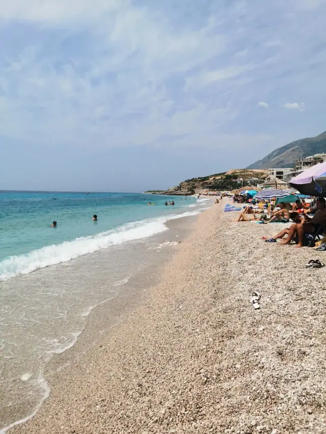 Palasa Beach mit dem Green-Coast-Resort im Hintergrund