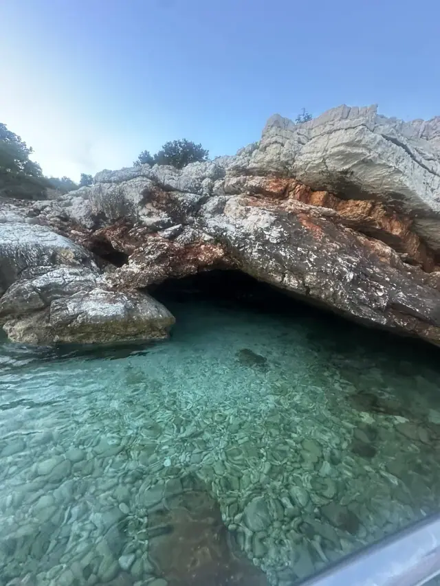 Rock arch over clear shallow water at Soldier's Bay