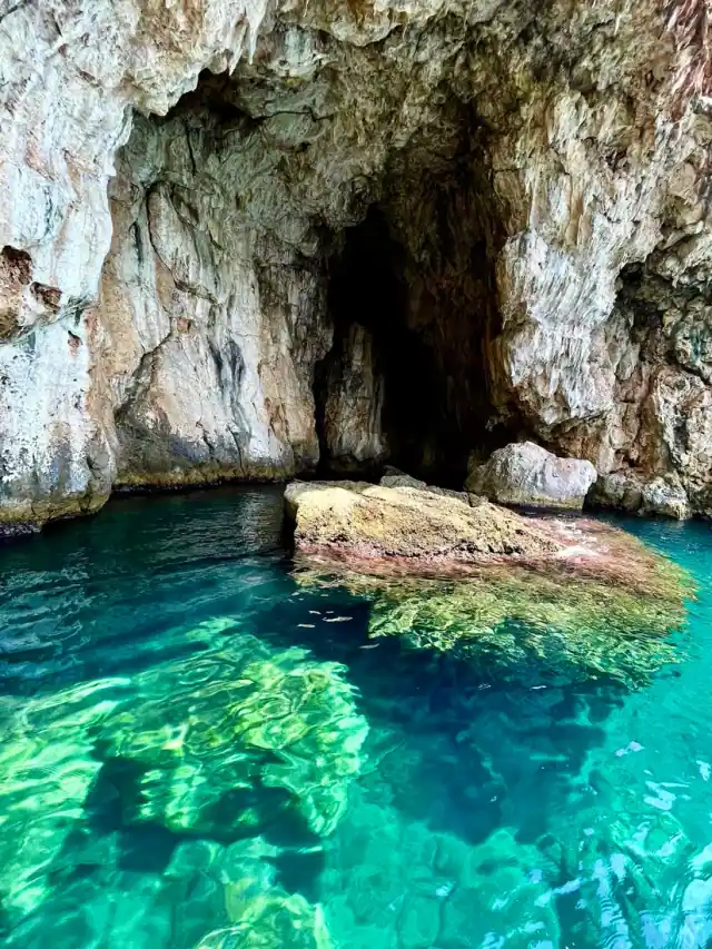 Mouth of Thunder Cave above brilliant green water