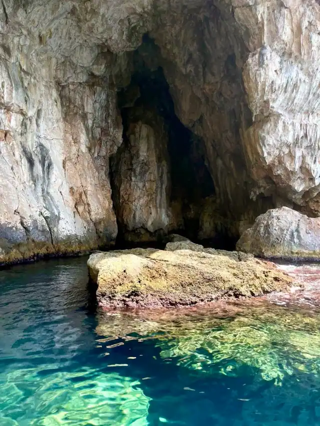 Rock overhang at Thunder Cave with turquoise water beneath
