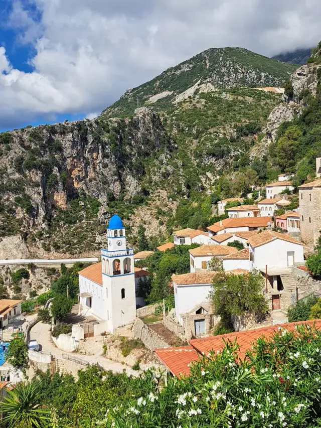 Vista panorámica del pueblo de Dhermi y el mar Jónico desde Panagia Drymadon