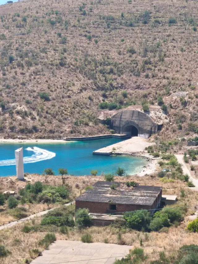 Tunnelöffnung von einem Boot in der Bucht von Porto Palermo aus