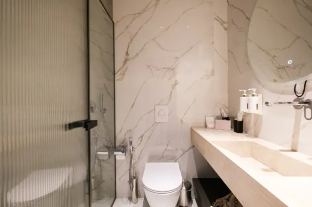 The bathroom of a Double Room with City View